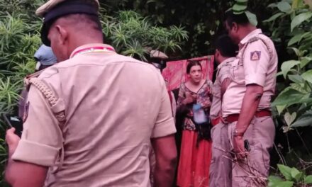 Polícia encontra mulher morando em caverna isolada: “passo o dia cantando e pintando”