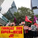 Manifestantes ocupam prédio do Itaú para defender taxação dos super-ricos