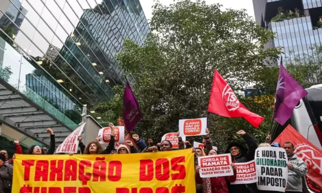 Manifestantes ocupam prédio do Itaú para defender taxação dos super-ricos
