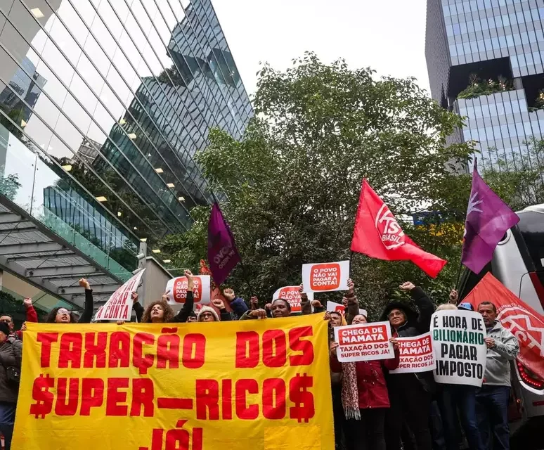 Manifestantes ocupam prédio do Itaú para defender taxação dos super-ricos