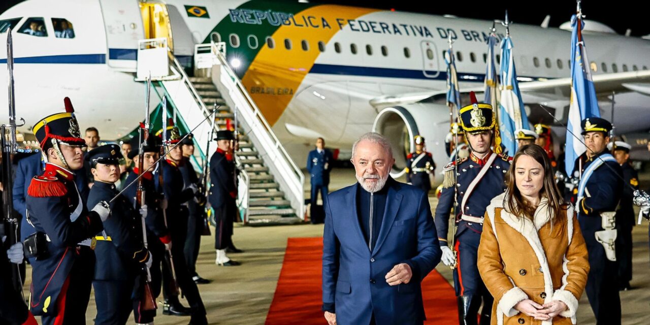 Lula volta da Argentina e completa 117 dias fora do Brasil