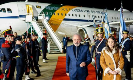Lula volta da Argentina e completa 117 dias fora do Brasil