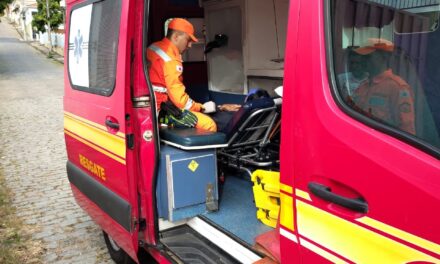 Paciente em crise convulsiva é atendido por Bombeiros, em Campo Belo