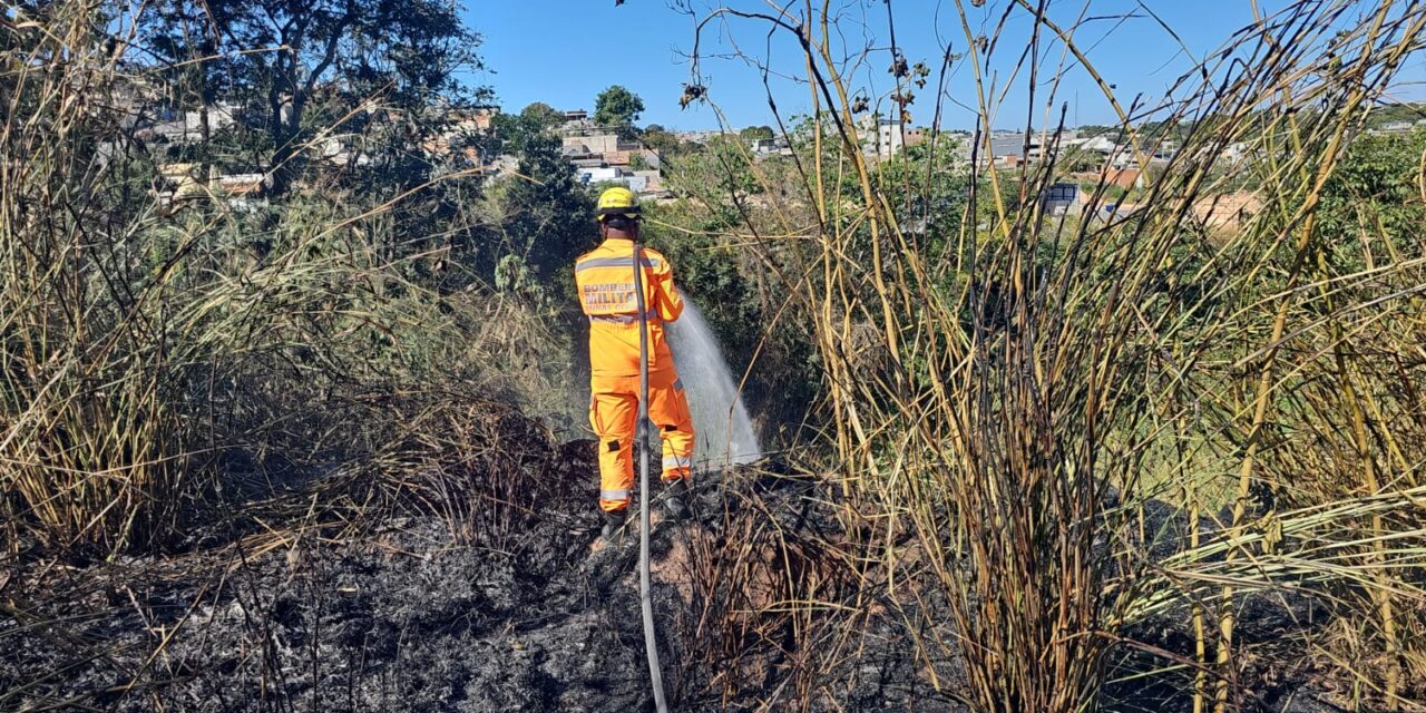 Incêndio foi registrado no bairro Mangabeiras, em Formiga