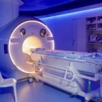 Homem que usava corrente metálica morre ao ser sugado por máquina de ressonância nos EUA