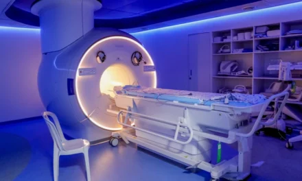 Homem que usava corrente metálica morre ao ser sugado por máquina de ressonância nos EUA