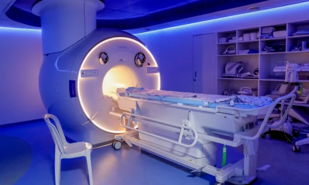 Homem que usava corrente metálica morre ao ser sugado por máquina de ressonância nos EUA