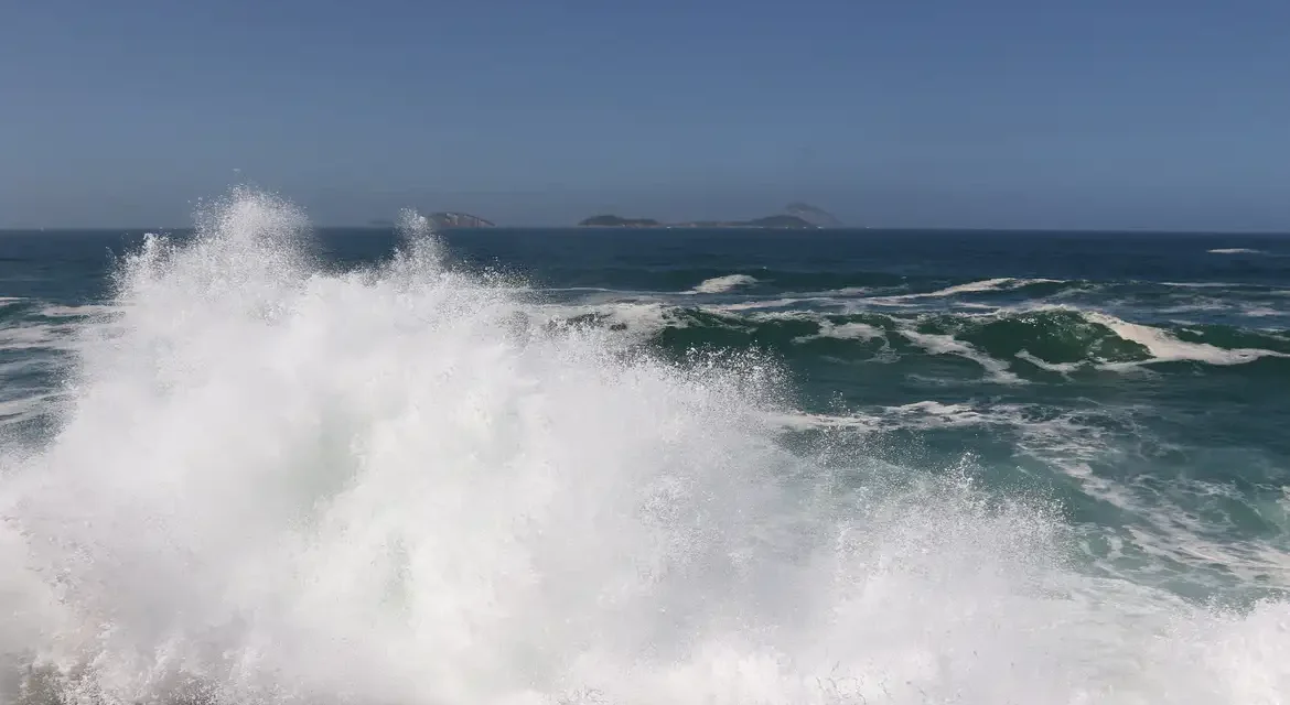 Marinha mantém alerta de ressaca no Rio de Janeiro até quinta-feira
