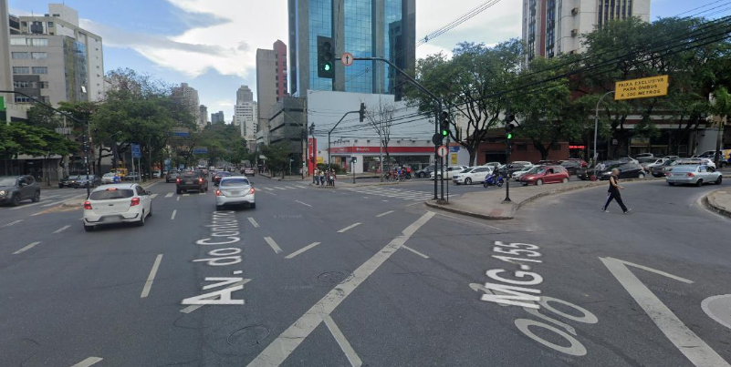 Mulher entra em trabalho de parto e dá à luz dentro de carro em cruzamento na Savassi, em BH