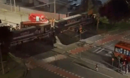 Ônibus articulado parte ao meio após ser atingido por trem em Curitiba
