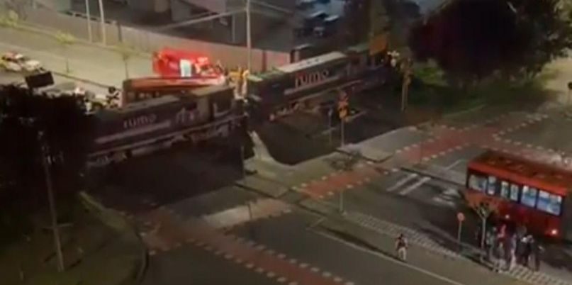 Ônibus articulado parte ao meio após ser atingido por trem em Curitiba
