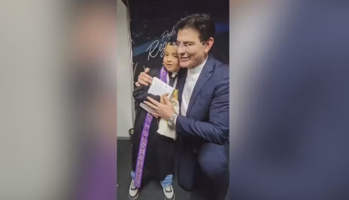Vestido de batina, menino realiza sonho de conhecer padre Reginaldo Manzotti em Divinópolis