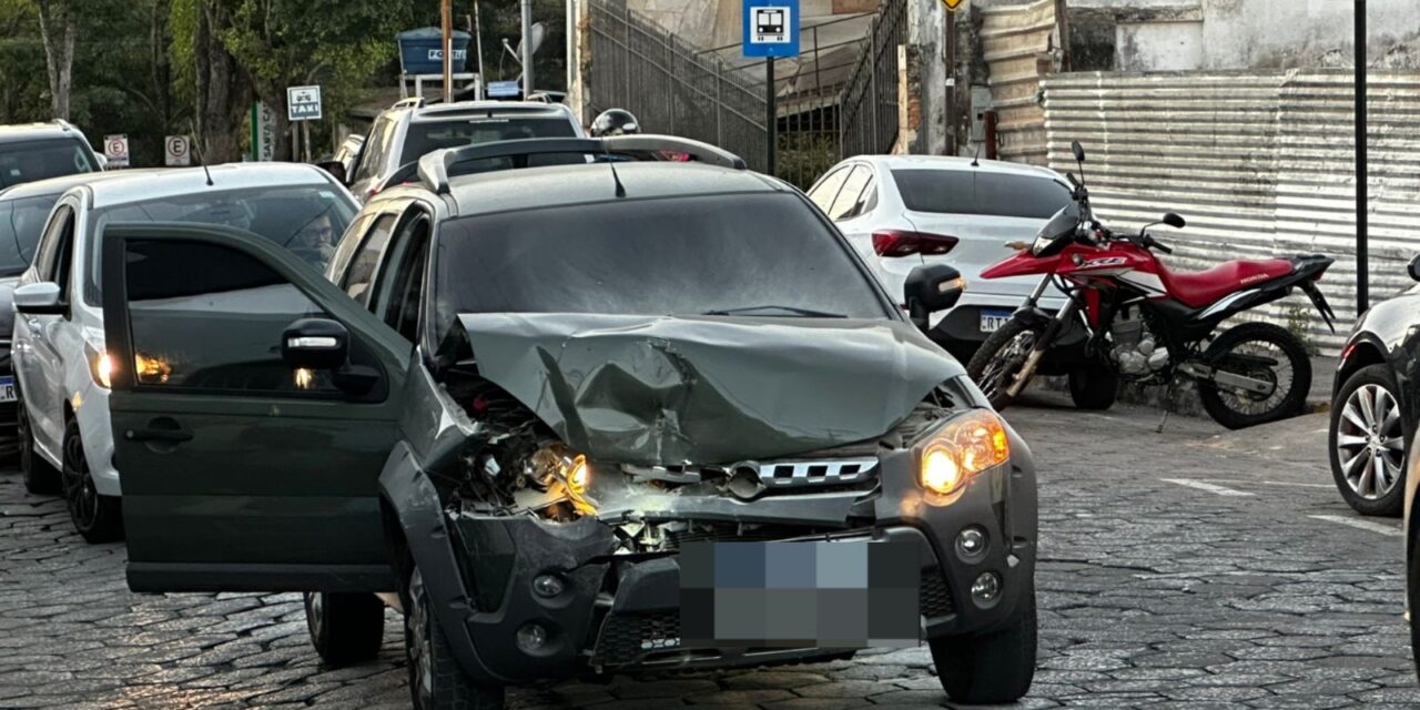 Colisão traseira é registrada no Centro da cidade