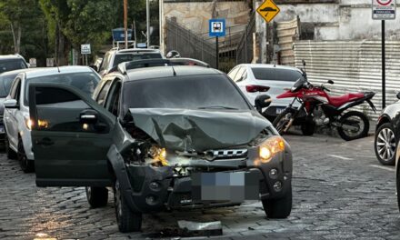 Colisão traseira é registrada no Centro da cidade