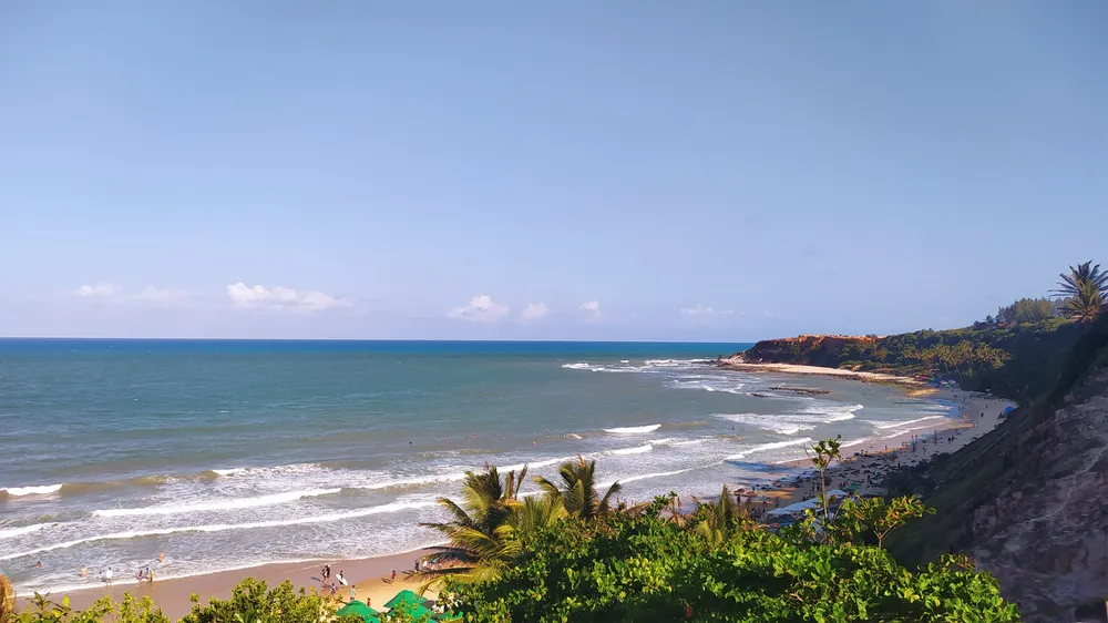 Turista mineiro desaparece após ser arrastado por correnteza em praia de Pipa