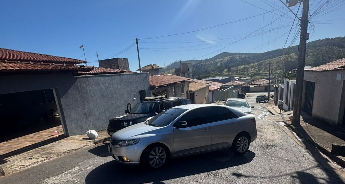 Homem é preso em flagrante e veículo clonado é apreendido pela PCMG, em Itaúna