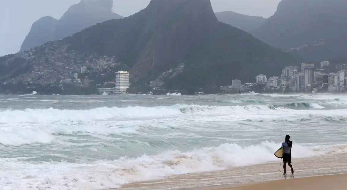 Marinha emite aviso de ressaca e alerta de ventos fortes no Rio