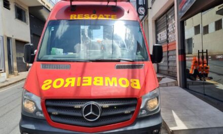 Bombeiros socorrem vítima de mal súbito, em Formiga