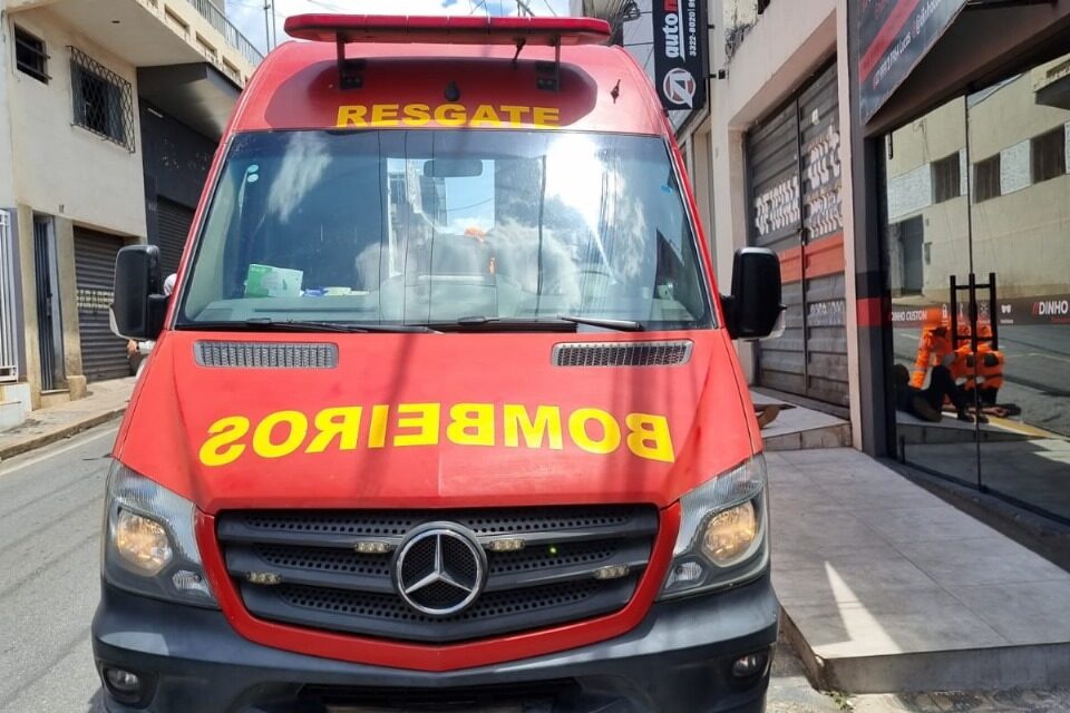 Bombeiros socorrem vítima de mal súbito, em Formiga