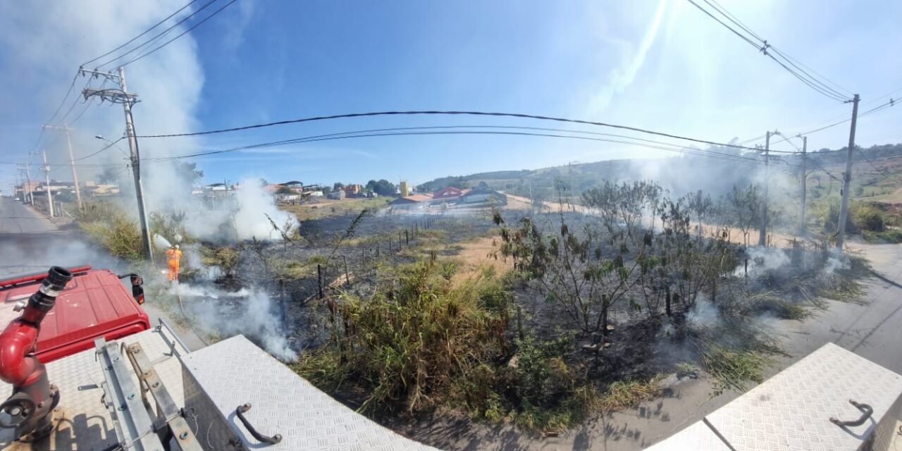 Incêndio em lote vago foi registrado no bairro Souza e Silva, em Formiga