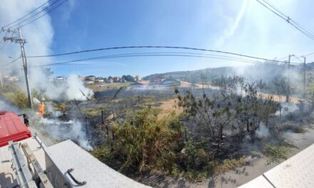 Incêndio em lote vago foi registrado no bairro Souza e Silva, em Formiga