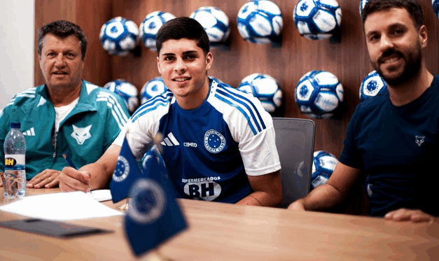 Torcida do Cruzeiro celebra renovação de Cauan Baptistella, joia da base: ‘craque’