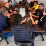 Vereadores se reúnem com feirantes para discutir regulamentação da venda de carnes na feira municipal de Formiga