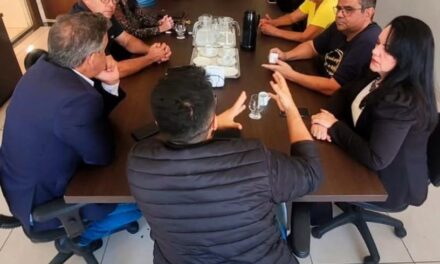 Vereadores se reúnem com feirantes para discutir regulamentação da venda de carnes na feira municipal de Formiga