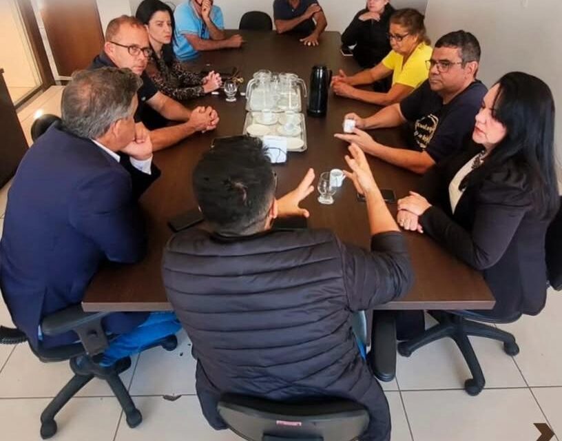 Vereadores se reúnem com feirantes para discutir regulamentação da venda de carnes na feira municipal de Formiga