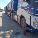 Motorista é resgatado inconsciente de cabine de carreta, em Arcos