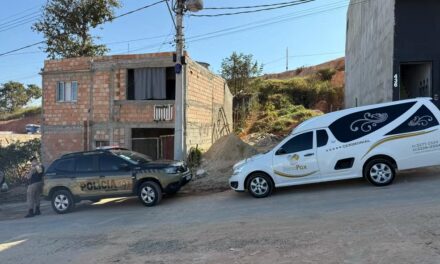 Nova Serrana: marido ri ao ser preso após polícia achar corpo da esposa enterrado no quintal de casa; ‘demonstrou frieza’, diz PM