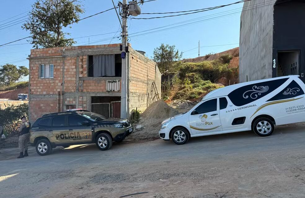 Nova Serrana: marido ri ao ser preso após polícia achar corpo da esposa enterrado no quintal de casa; ‘demonstrou frieza’, diz PM