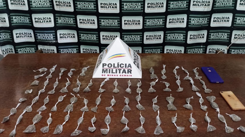 Adolescente é apreendido com mais de 100 buchas de maconha durante operação da PM em Pará de Minas