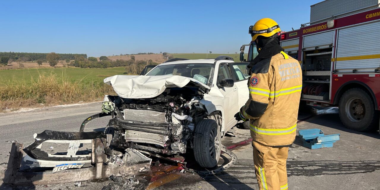 Grave acidente entre caminhonete e carreta mobiliza equipes de resgate na BR-354