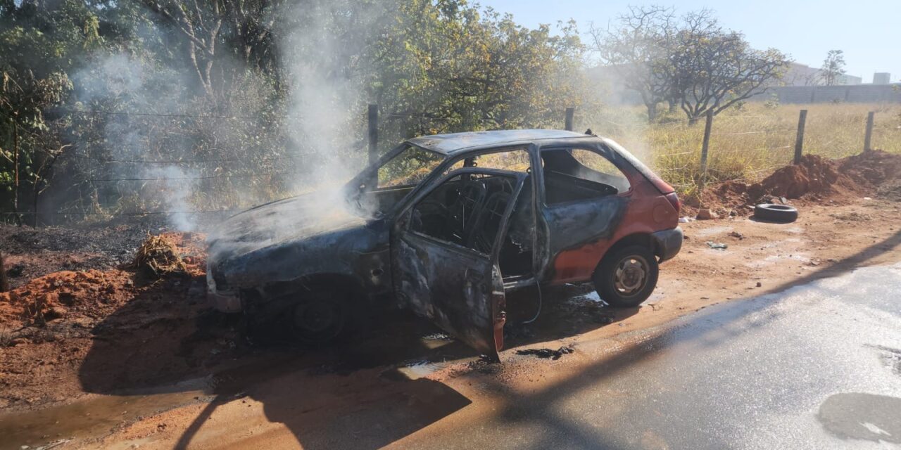 Incêndio destrói veículo e atinge vegetação no Bairro Planalto, em Formiga