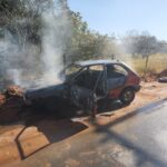 Incêndio destrói veículo e atinge vegetação no Bairro Planalto, em Formiga