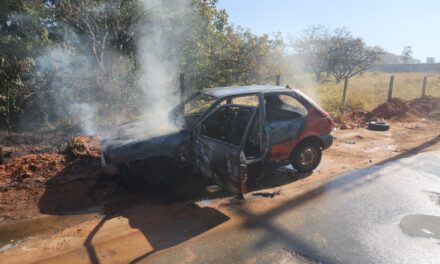 Incêndio destrói veículo e atinge vegetação no Bairro Planalto, em Formiga