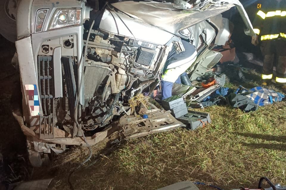 Motorista morre após capotamento de carreta na BR-381, em Carmópolis de Minas