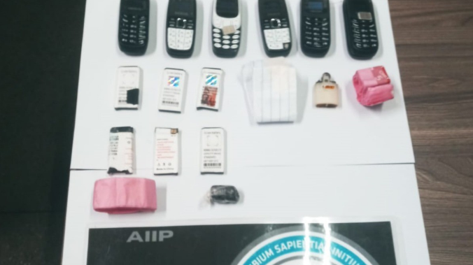 Seis celulares e fumo são encontrados no estômago de detento em Uberlândia