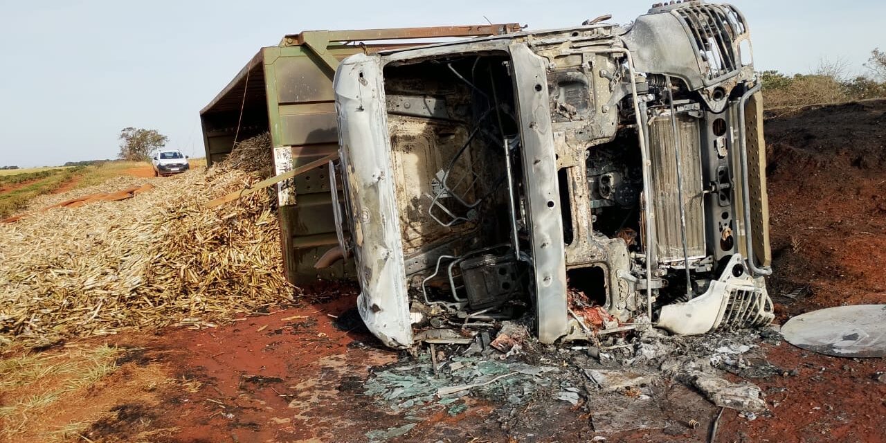 Incêndio em carreta carregada com cana de açúcar mobiliza Corpo de Bombeiros na BR-354, em Bambuí