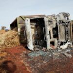 Incêndio em carreta carregada com cana de açúcar mobiliza Corpo de Bombeiros na BR-354, em Bambuí