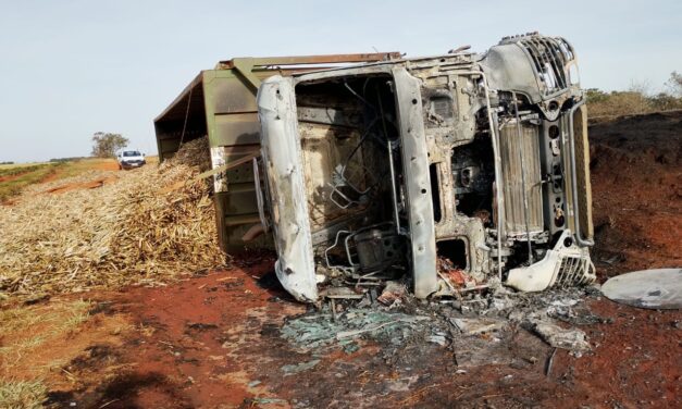 Incêndio em carreta carregada com cana de açúcar mobiliza Corpo de Bombeiros na BR-354, em Bambuí