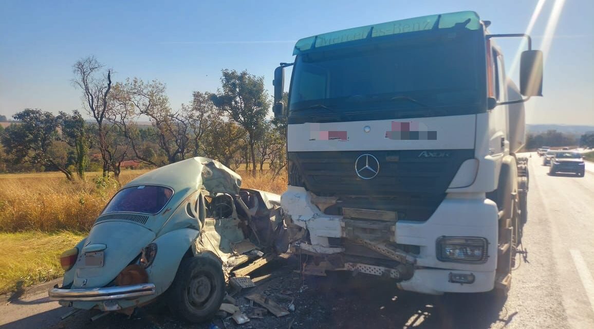 Fusca colide com carreta e motorista de 63 anos fica ferido na BR-354