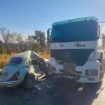 Fusca colide com carreta e motorista de 63 anos fica ferido na BR-354