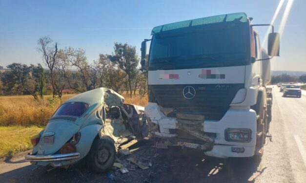 Fusca colide com carreta e motorista de 63 anos fica ferido na BR-354