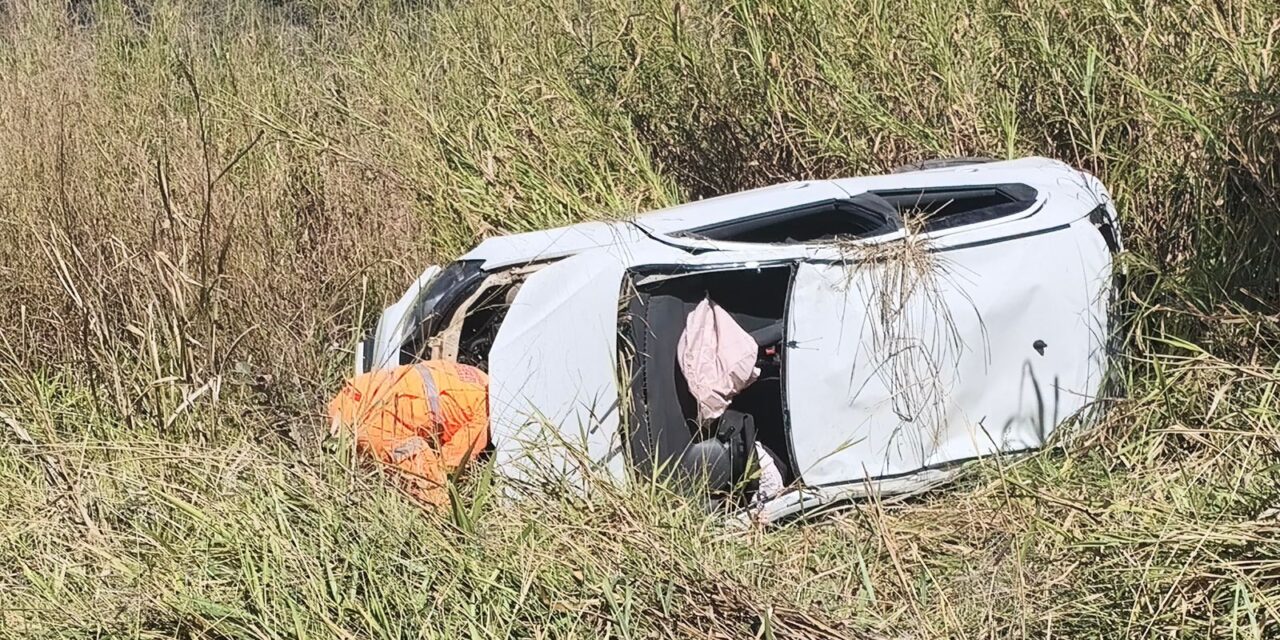 Jovem de Arcos fica ferido após capotar o carro na BR-354, em Formiga