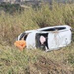 Jovem de Arcos fica ferido após capotar o carro na BR-354, em Formiga