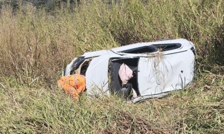 Jovem de Arcos fica ferido após capotar o carro na BR-354, em Formiga