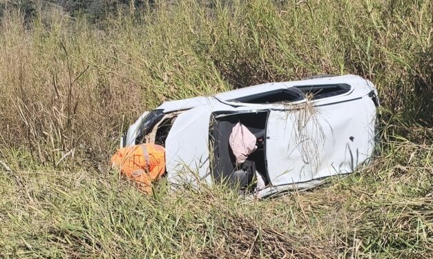 Jovem de Arcos fica ferido após capotar o carro na BR-354, em Formiga
