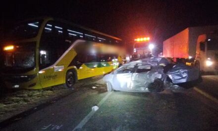 Motorista morre após colisão frontal com ônibus na BR-262, em Luz